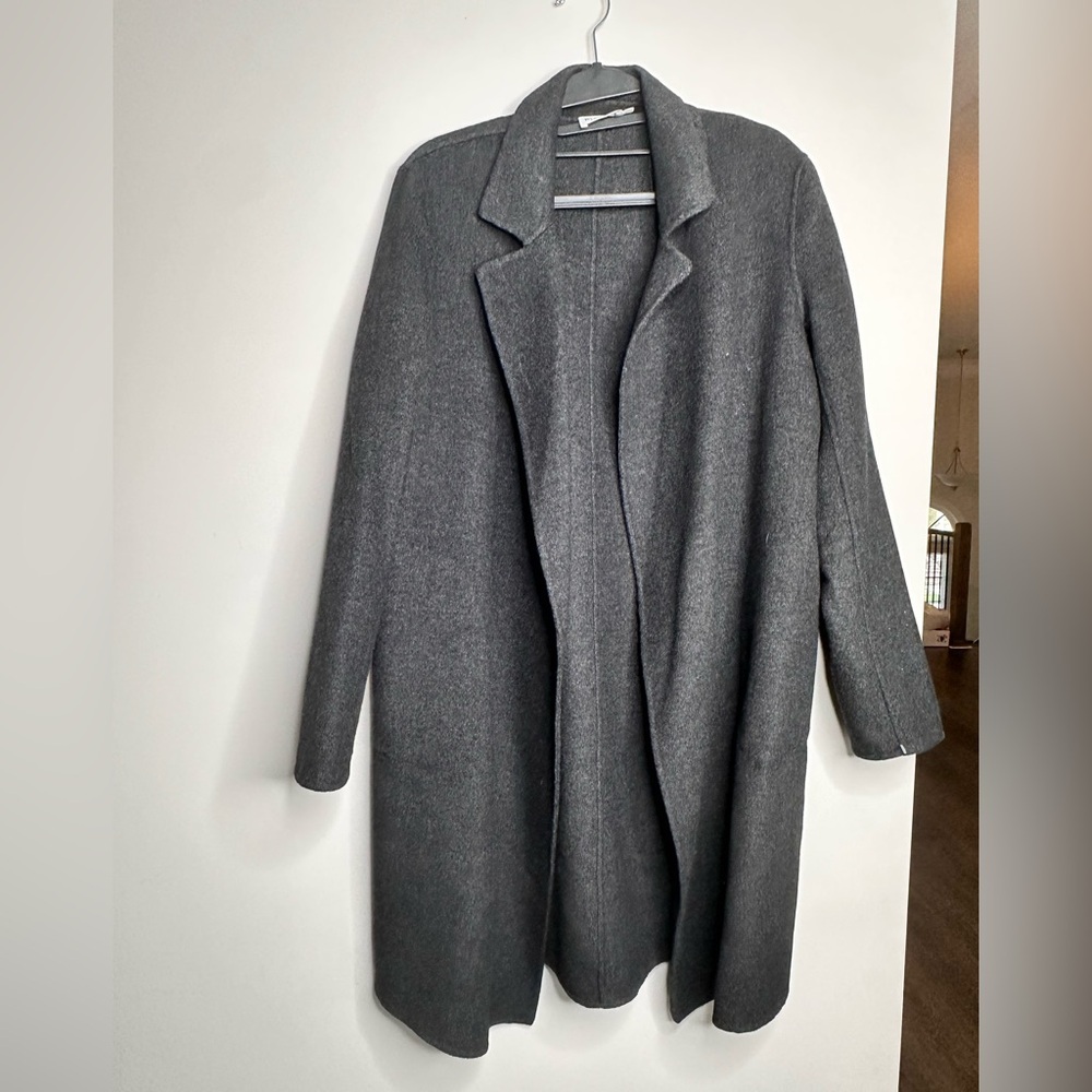 R Label Black Coat‎